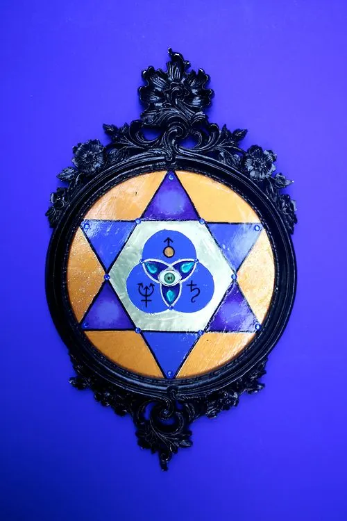 A hexagram in an ornate black frame